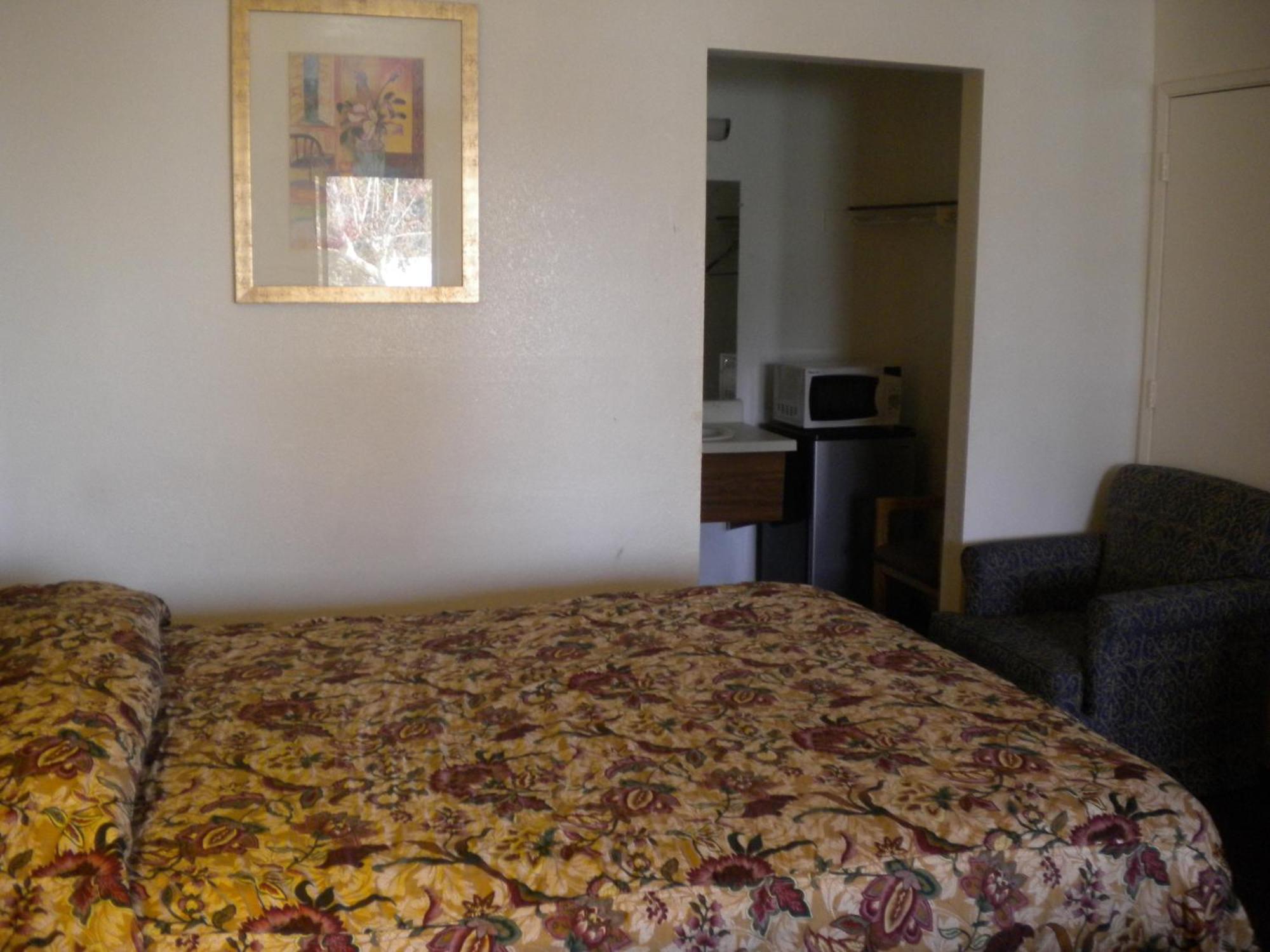 Best Economy Inn & Suites Bakersfield Room photo